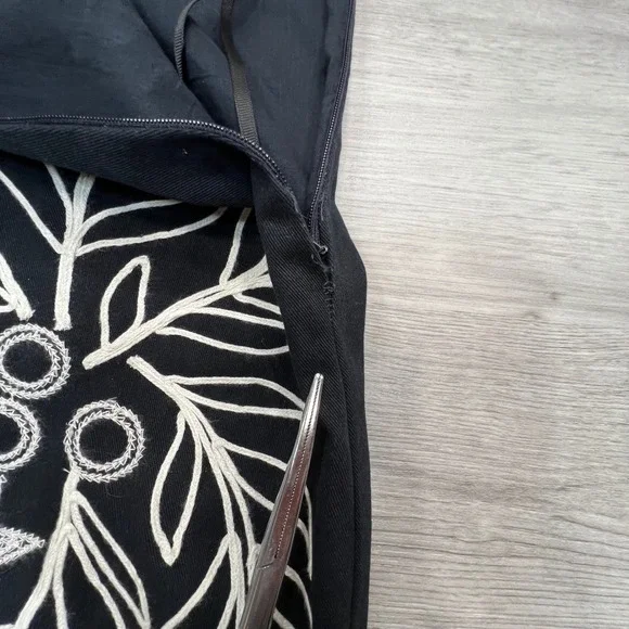 Maeve Anthropologie Black White Leaf Embroidered Pencil Skirt Size 12 NWT - Picture 8 of 10
